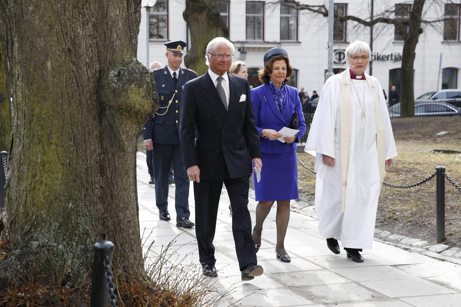 Kung Carl XVI Gustaf och drottning Silvia anländer till kyrkan tillsammans med ärkebiskop Antje Jackelén. 