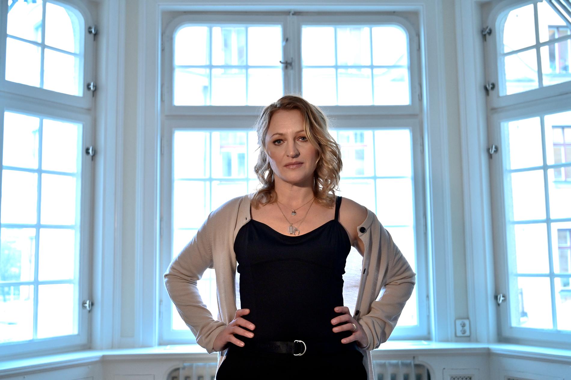Maria Sundbom Lörelius spelar Ella i nya SVT-serien "Dejta".