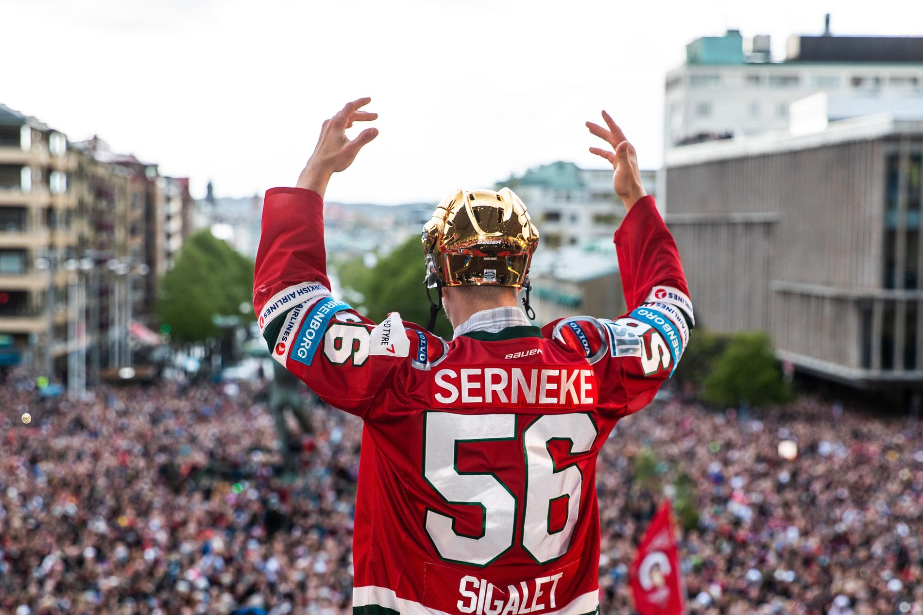 Jonathan Sigalet firar Frölundas SM-guld på Götaplatsen 2019.