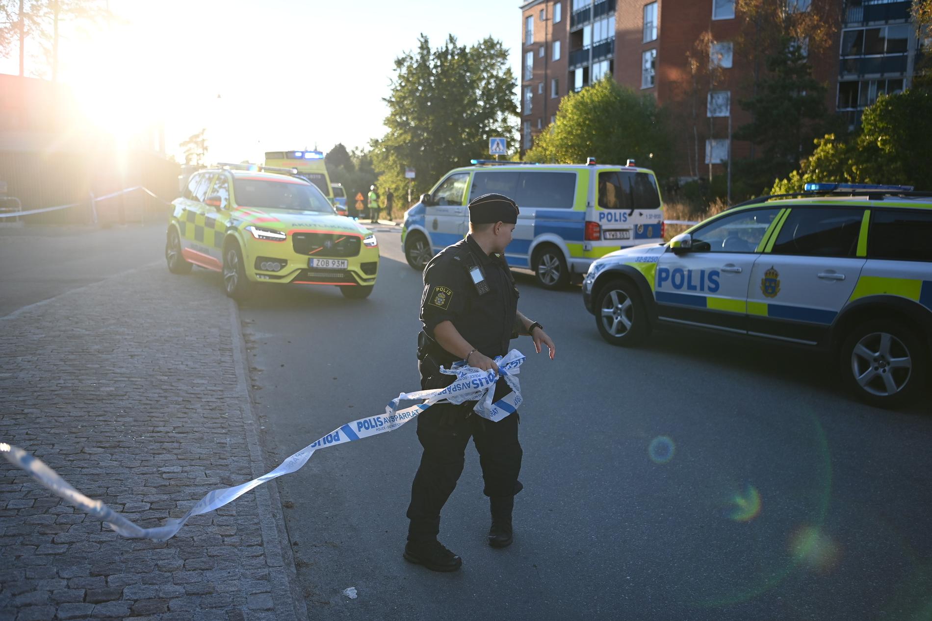 Den skottskadade mannen hittades utomhus i Haninge i södra Stockholm.
