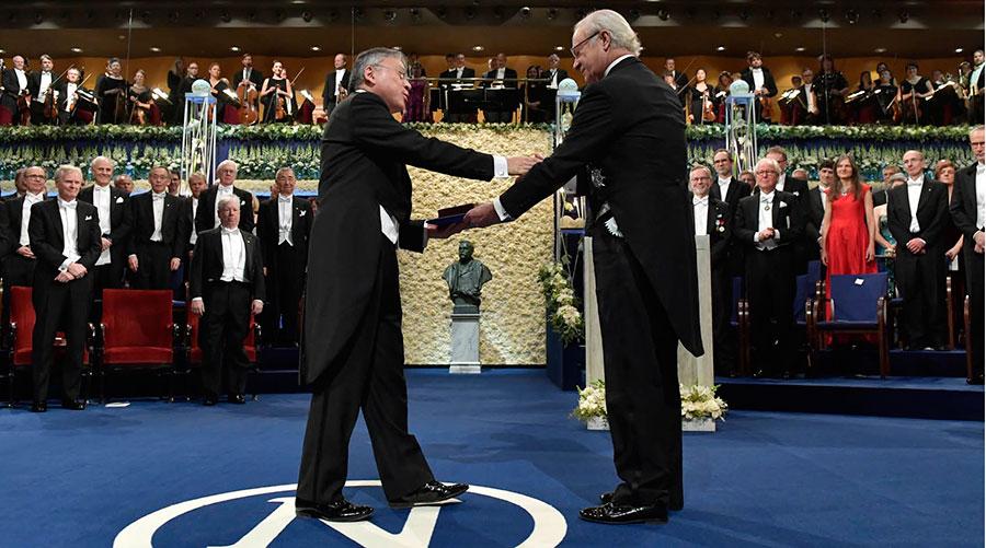 Senast det begav sig, 2017, fick Kazuo Ishiguro ta emot litteraturpriset av kung Carl XVI Gustaf under Nobelprisutdelningen i Konserthuset i Stockholm. Vilka blir det i år?