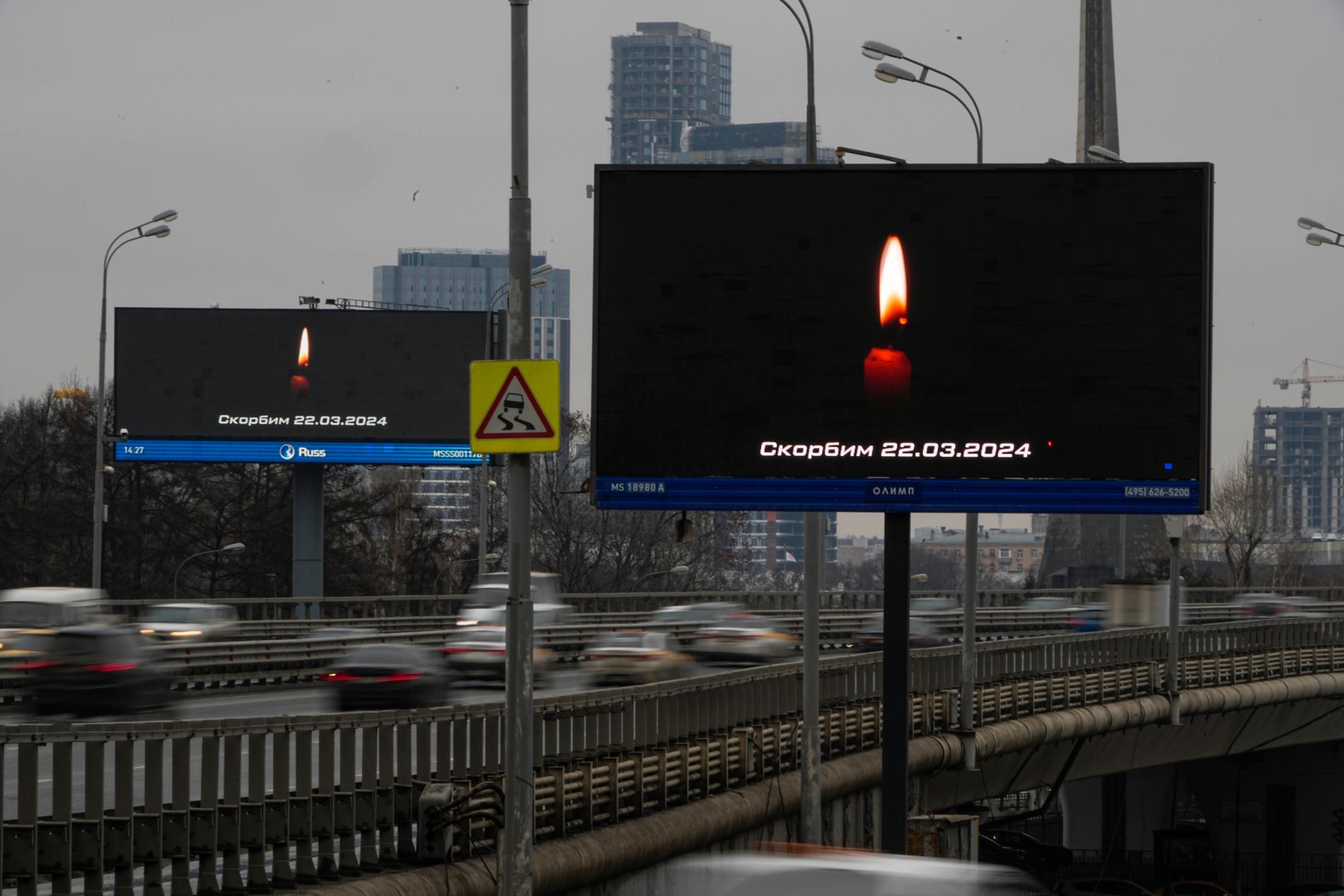 Fler än 130 människor dödades i terrorattacken mot ett konserthus i Moskva i fredags kväll. Här täcks reklamtavlor i den ryska huvudstaden med budskap av sorg.