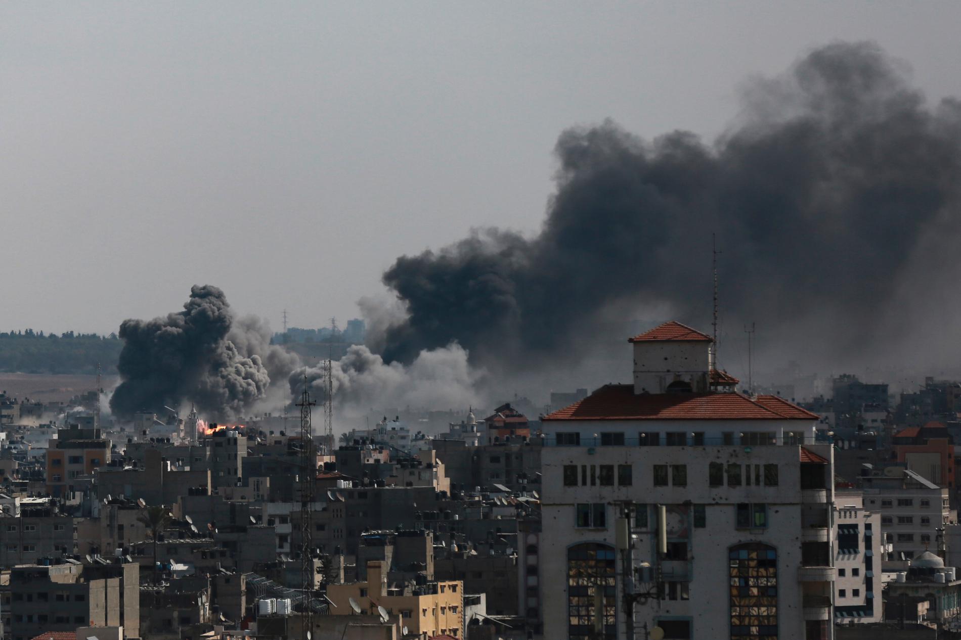Rök stiger från Gaza. 
