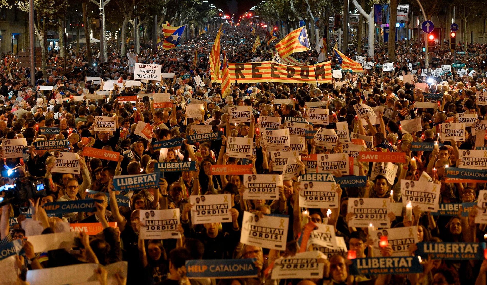 I går kväll protesterade hundratusentals människor i Barcelona.