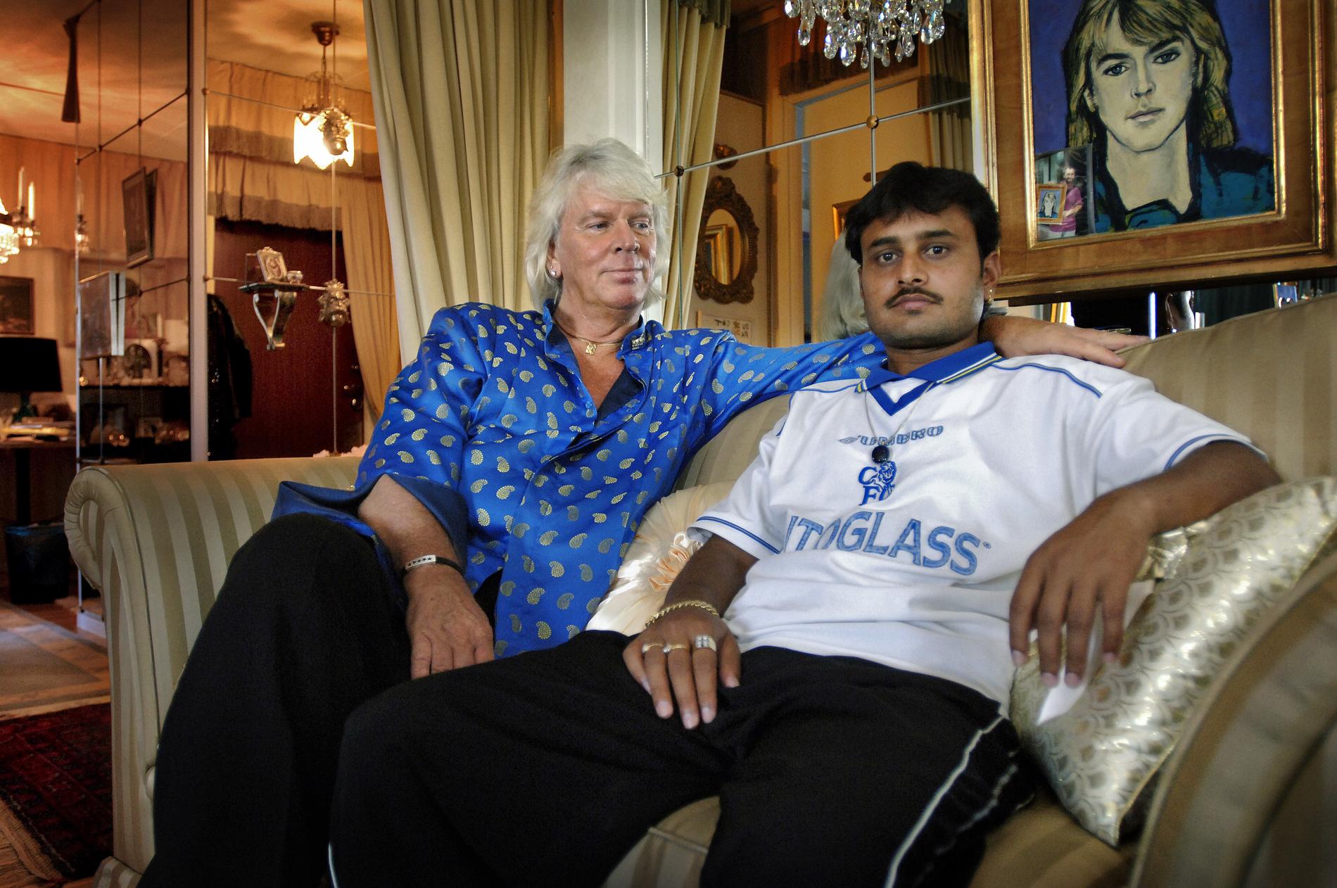 Nalle tillsammans med Sanjay Komar som han länge kämpade för att få adoptera. Här 2005.