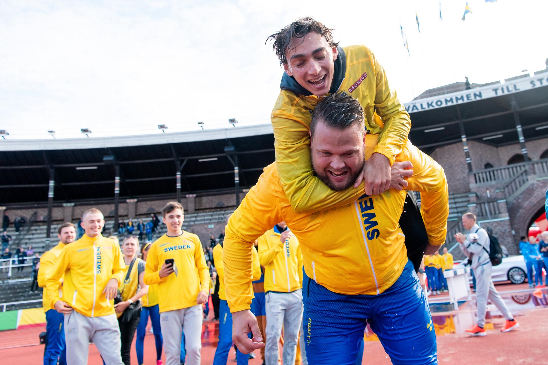Armand Duplantis och Daniel Ståhl under Finnkampen 2021. 