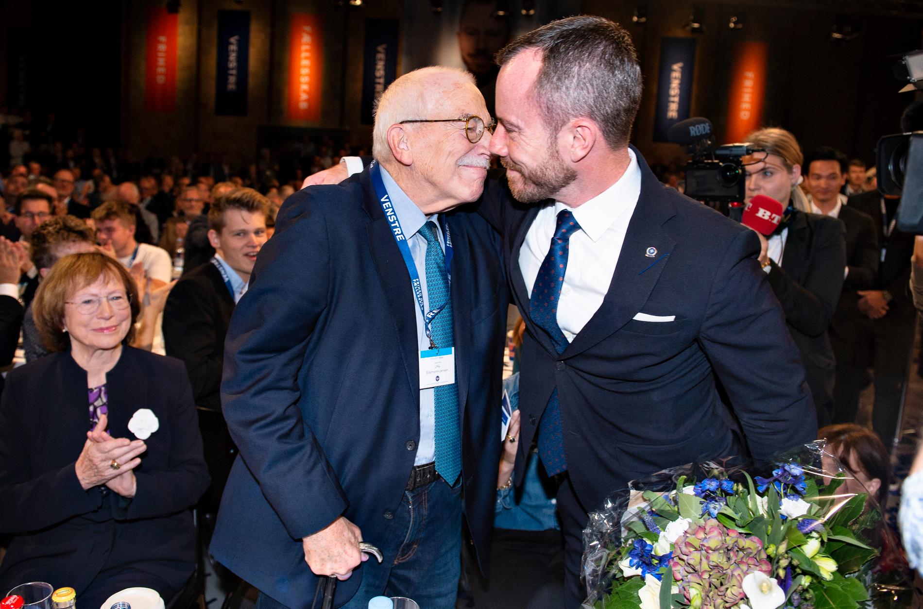 Jakob Ellemann-Jensen gratuleras av sin far Uffe Ellemann-Jensen, som också ledde partiet 1984-1998.