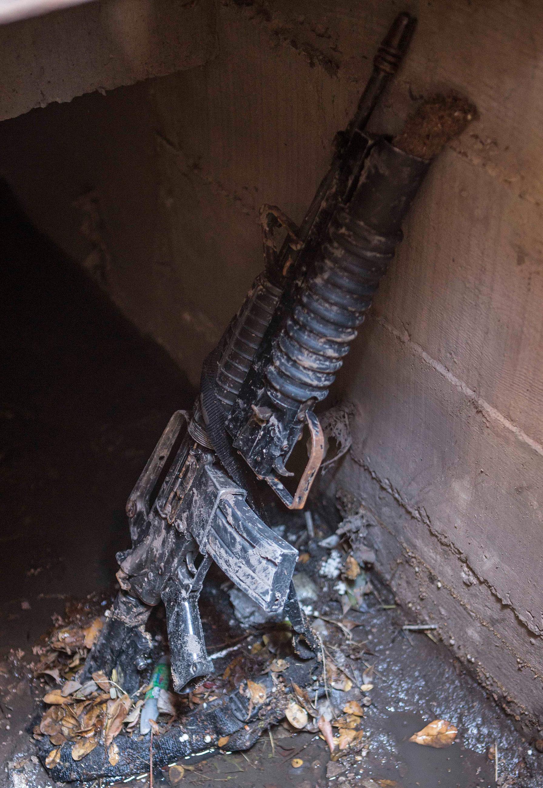 Vapen hittat i en avloppstunnel som El Chapo flydde genom.
