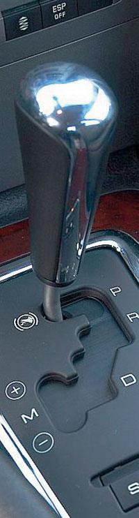 Dieselmotorns karaktär i Peugeot 407 2,2 HDi passar fint ihop med automatlåda.