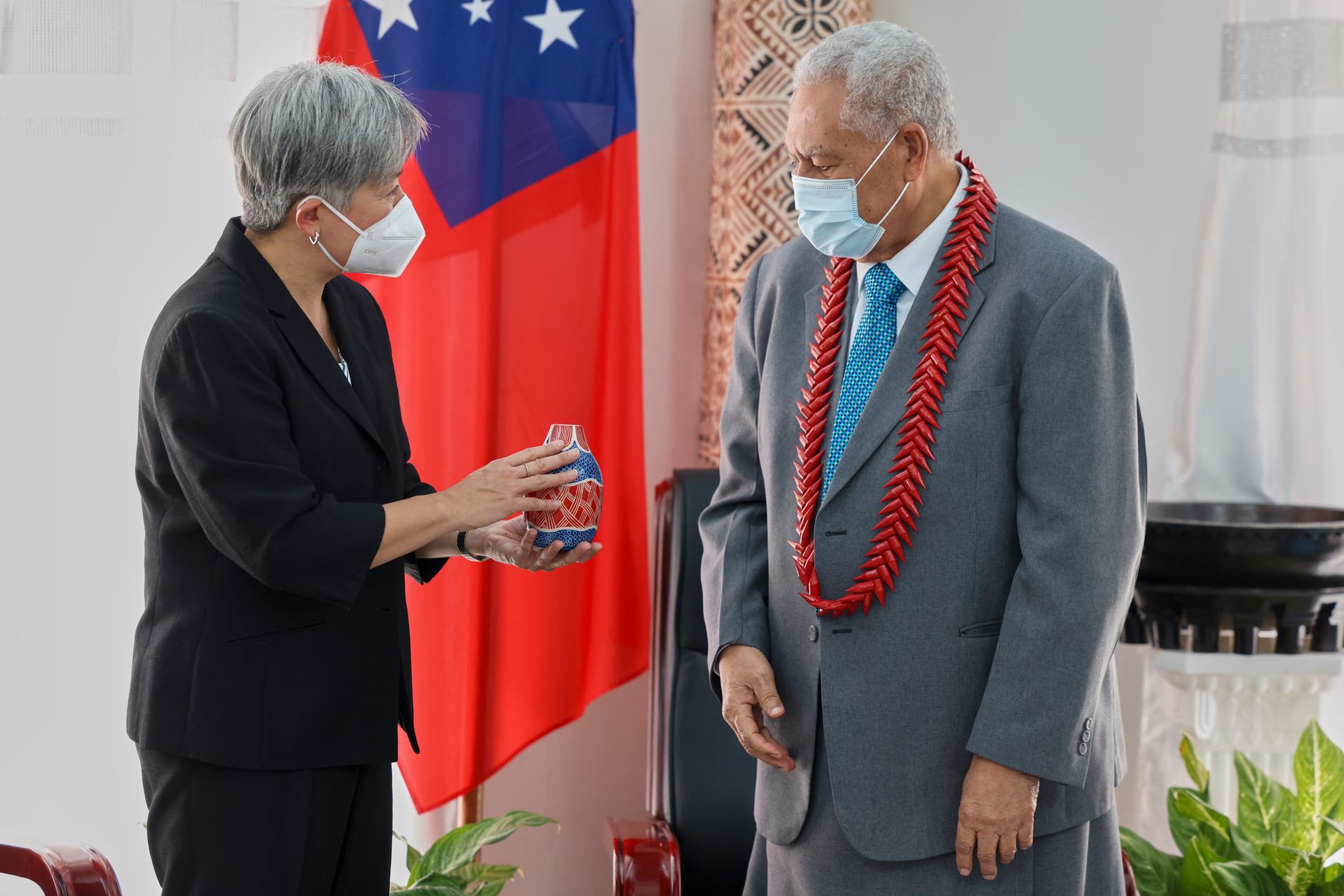 Penny Wong, Australiens utrikesminister, överräcker en gåva till Samoas statschef Tuimalealiifano Vaaletoa Sualauvi II under besöket i öriket på torsdagen.