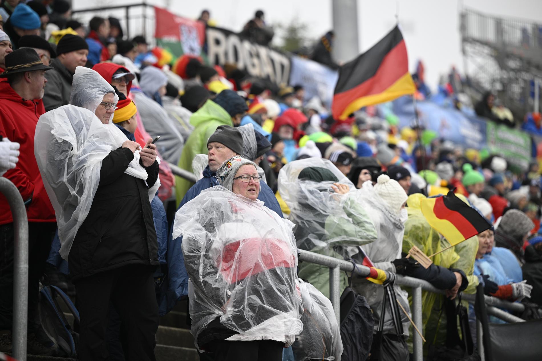 Tyskar gillar skidskytte. 152 000 kom till VM-tävlingarna i Oberhof. 23 000 trotsade lördagens regn.