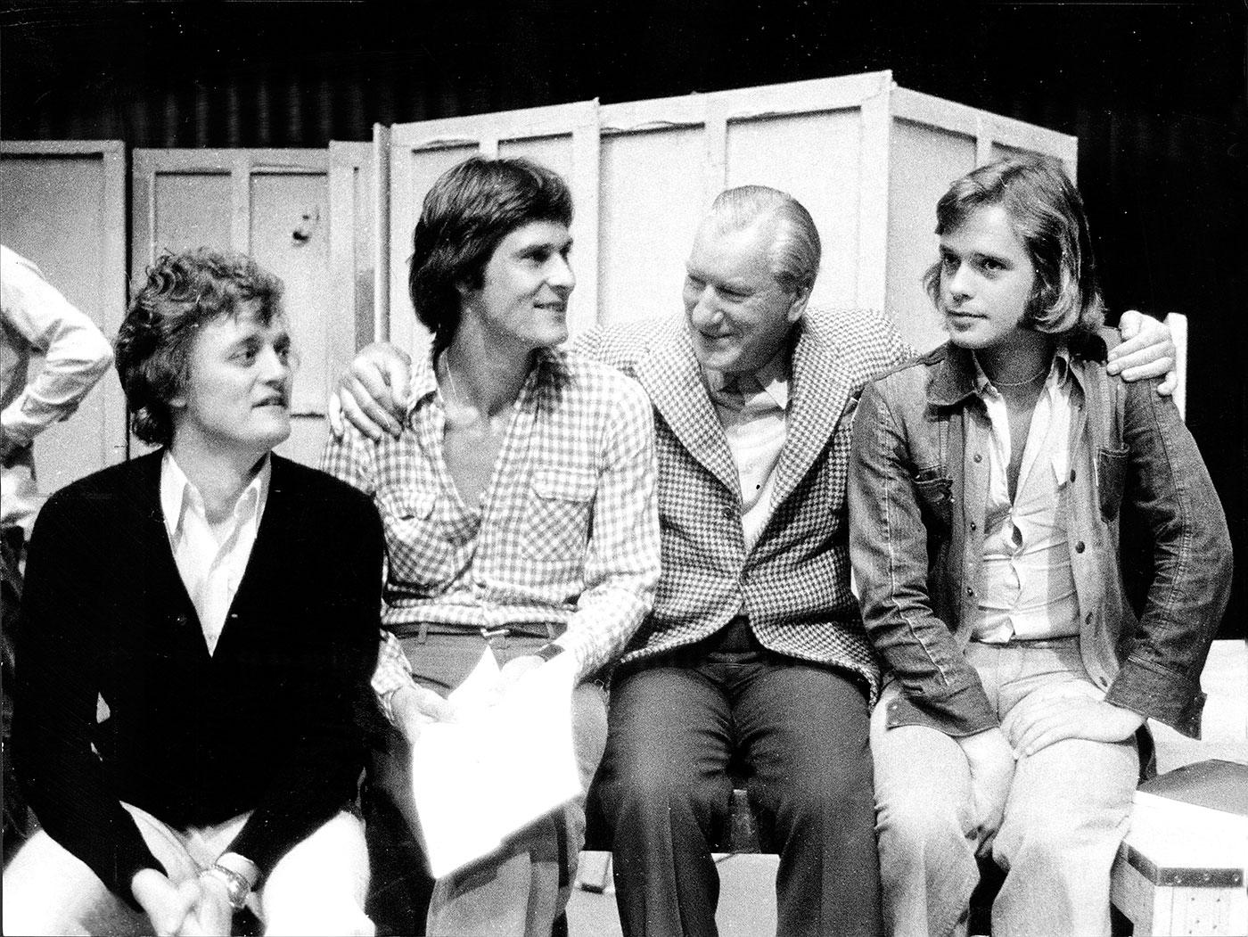 1972: En veteran och tre debutanter på Dramatens scen. Från vänster Jan Jönsson, skådespelare. Tomas Pontén, skådespelare, Sigge Fürst, skådespelare, sångare, underhållare och programledare Sverige och Per Mattsson, skådespelare.