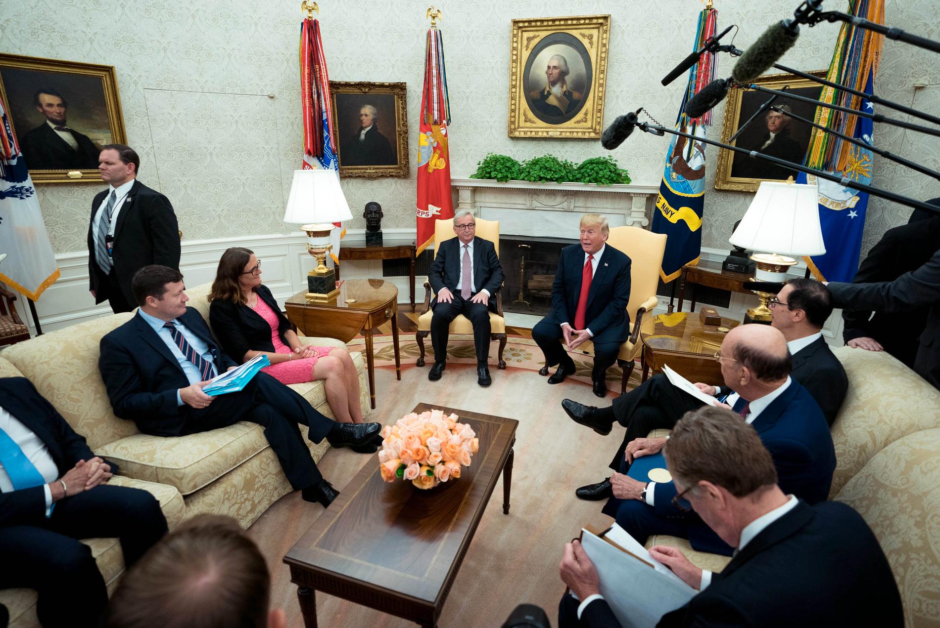 EU-delegationen, med Malmström, och Trump i Ovala rummet i Vita huset. 