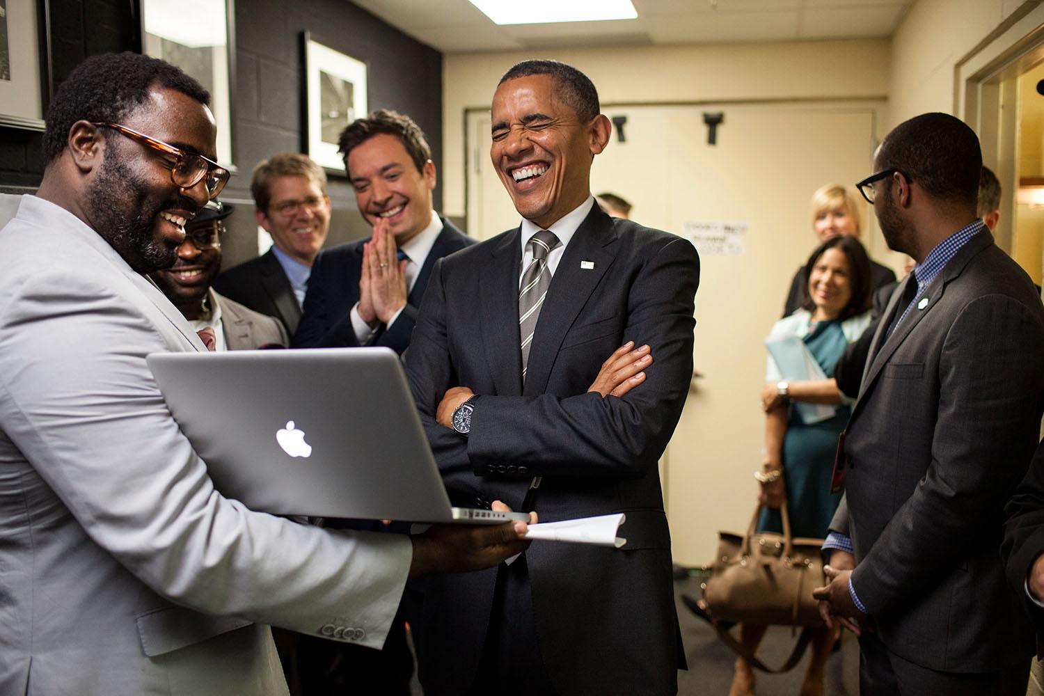 Obama och hans medarbetare laddar upp för att delta i ett avsnitt av Late Night med Jimmy Fallon, år 2012.