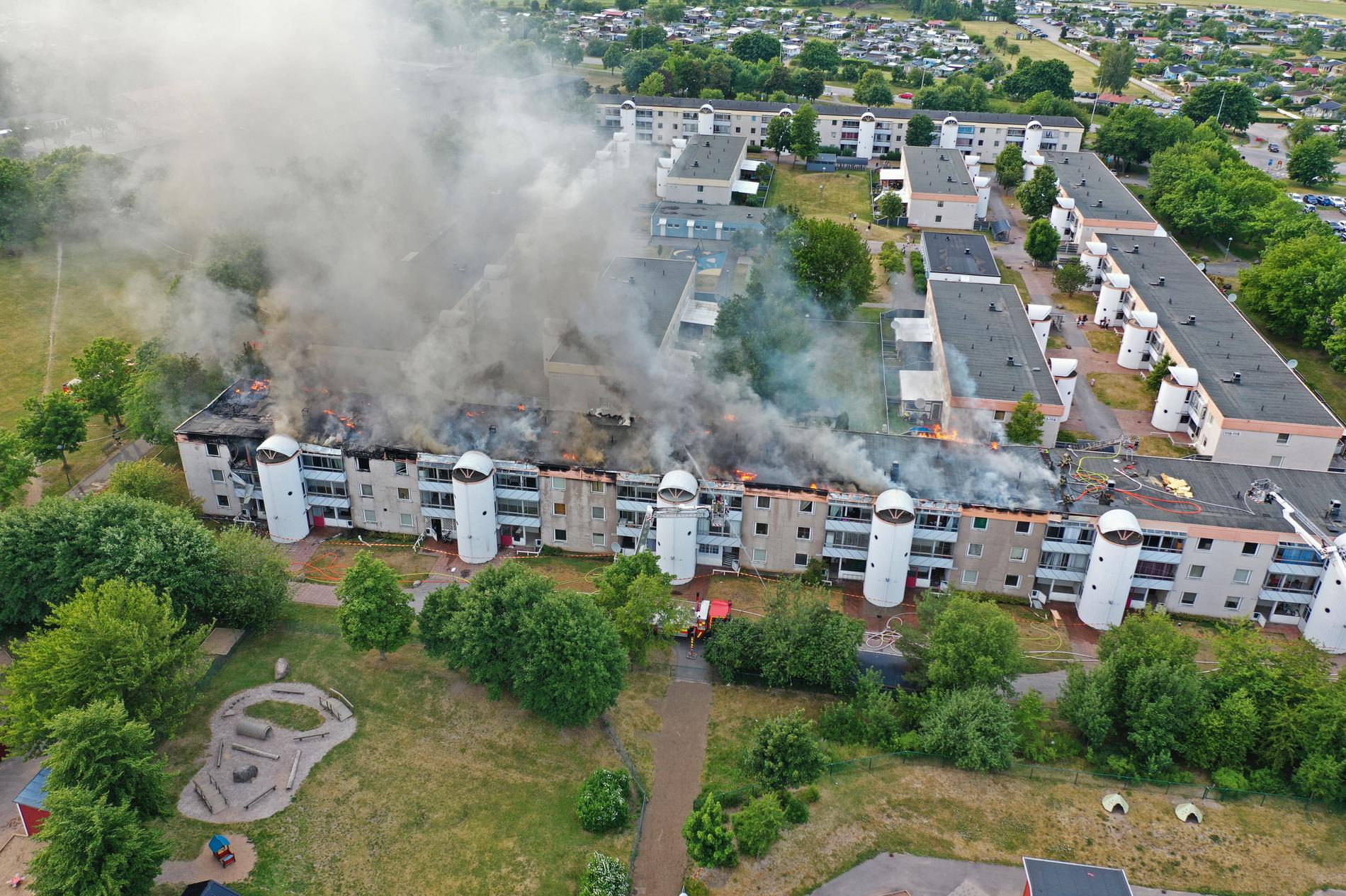 Ett 60-tal lägenheter fick utrymmas vid branden i Skäggetorp i Linköping och hyresgästerna fick tillbringa natten på evakueringsboende.