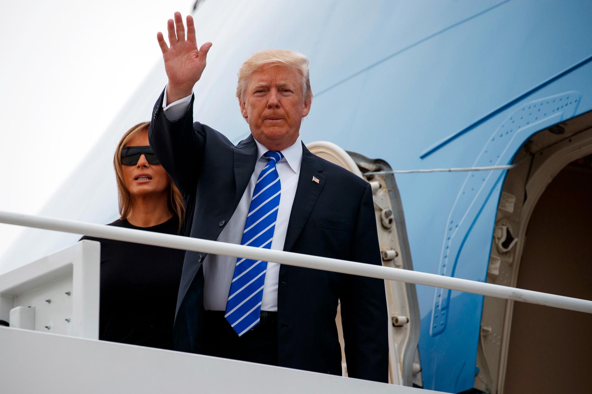 Donald och Melania Trump vinkar farväl från Air Force One innan resan från Andrews Air Force Base till Polen och Tyskland i i juli i år.