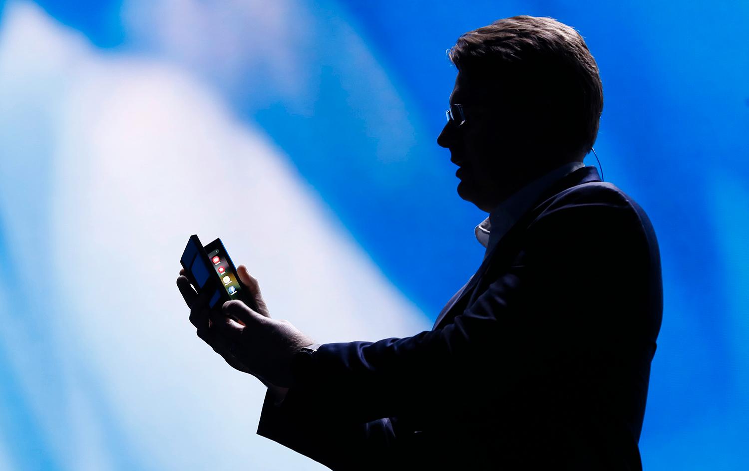 Samsung-toppen Justin Denison visar upp Galaxy X vid SDC18 i San Francisco.