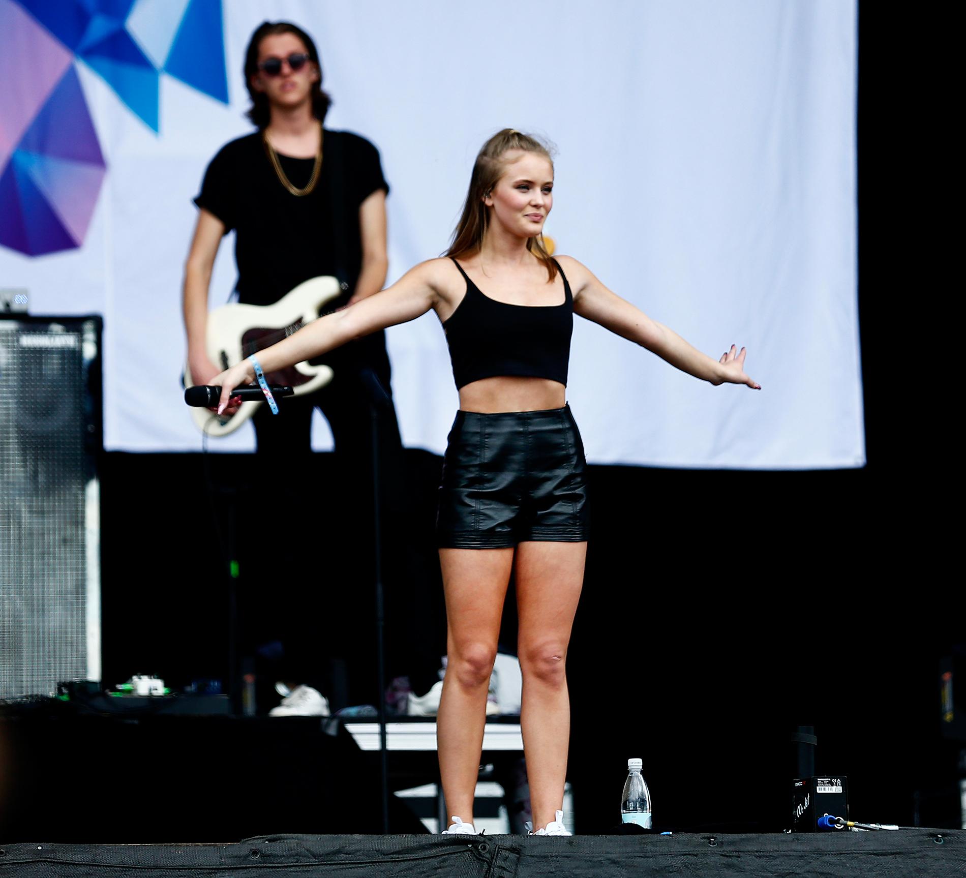 Zara Larsson på scen under Bråvallafestivalen.