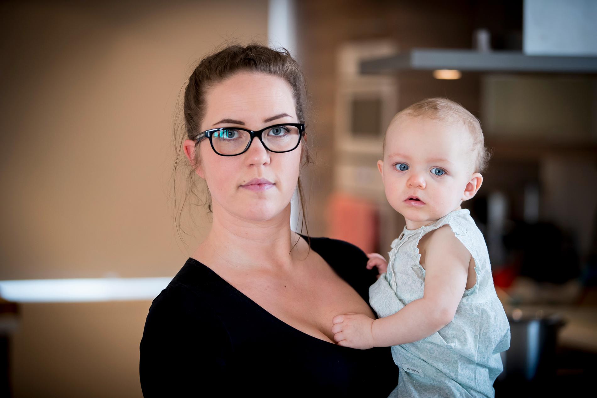 I 13 månader har nu Catja Karlberg, 32, gått med svåra bristningar i underlivet som aldrig lagades efter förlossningen, trots att hon var nedsövd och både en förlossningsläkare och en tarmkirurg var närvarande. Det var när hon födde lilla Anya som hon sprack så svårt att hon fick den allvarligaste förlossningsskadan.