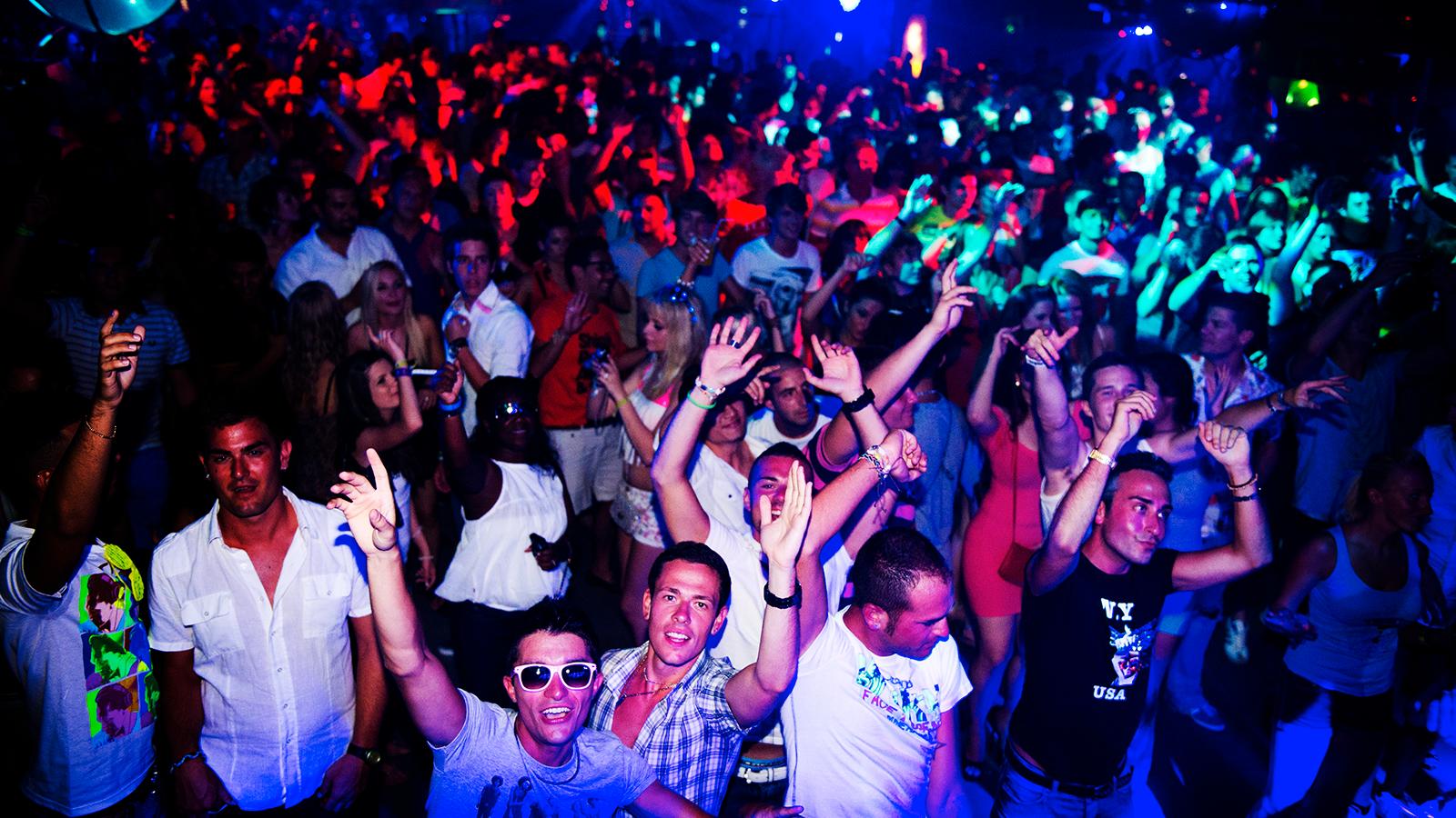 En av många stora nattklubbar på Ibiza.