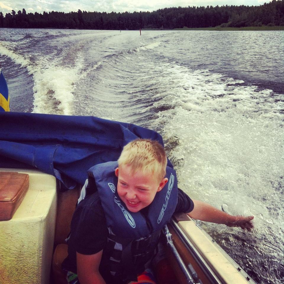 Kasper, 8, åker båt på sjön Åmänningen utanför Virsbo.