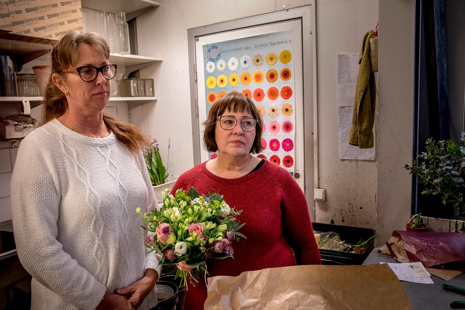 Lena Jönebäck och Danuta Domanska arbetar i blomsterbutiken på orten. 