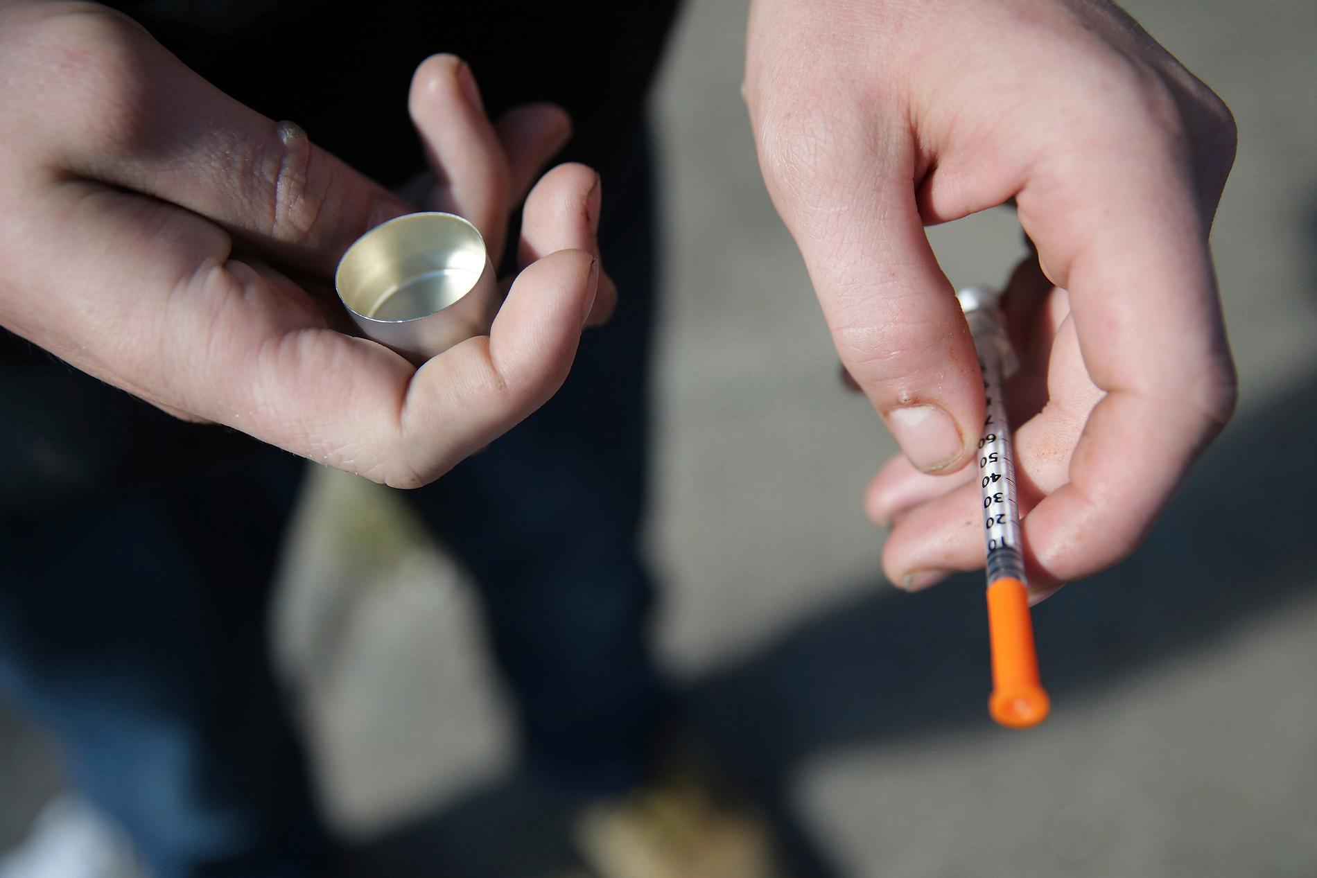 En missbrukare i USA håller en fentanylnål, den syntetiska opioid som ligger bakom flest överdoser i USA. Arkivbild.