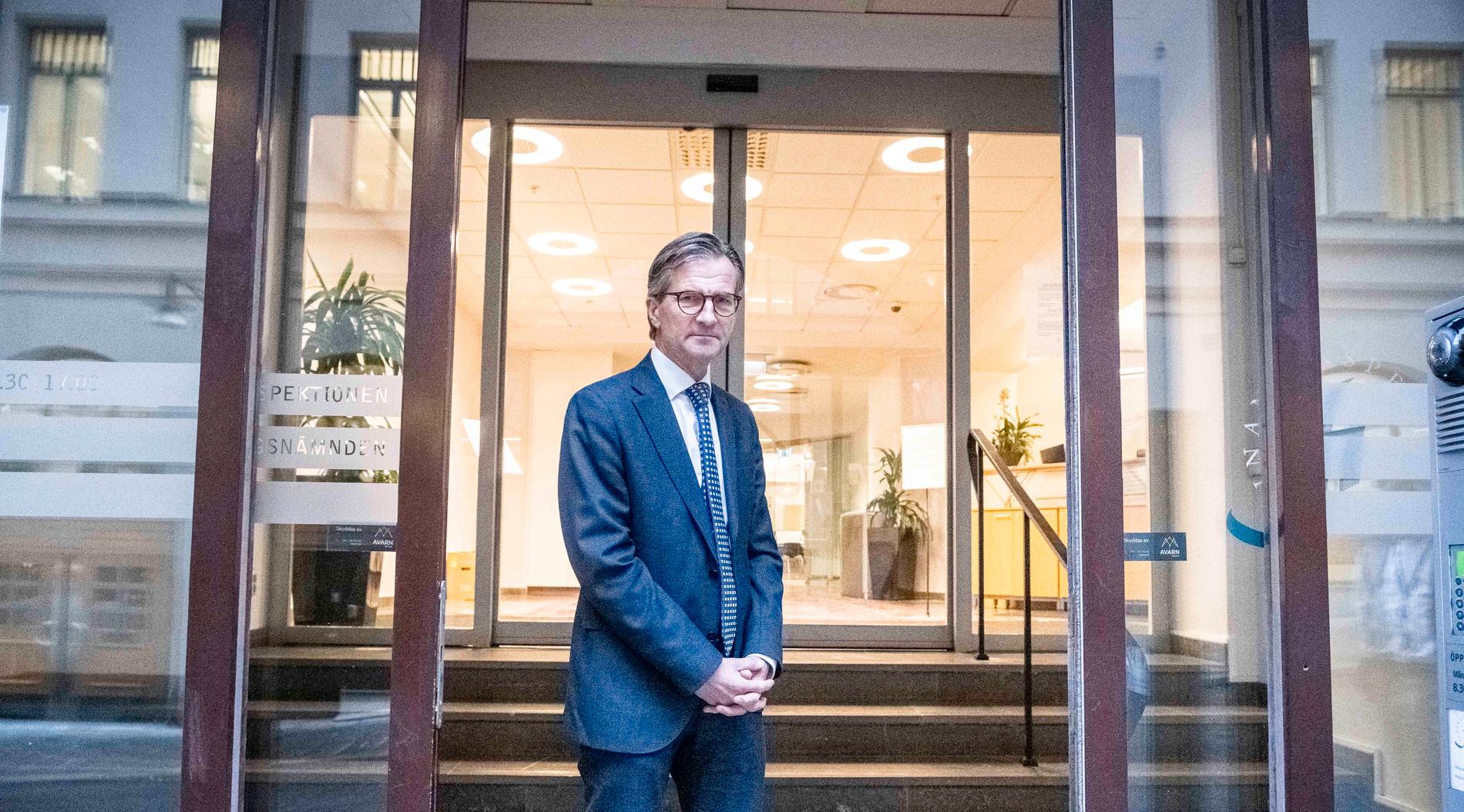 Finansinspektionens chef Erik Thedéen vill att bankerna räknar med framtida miljökostnader.