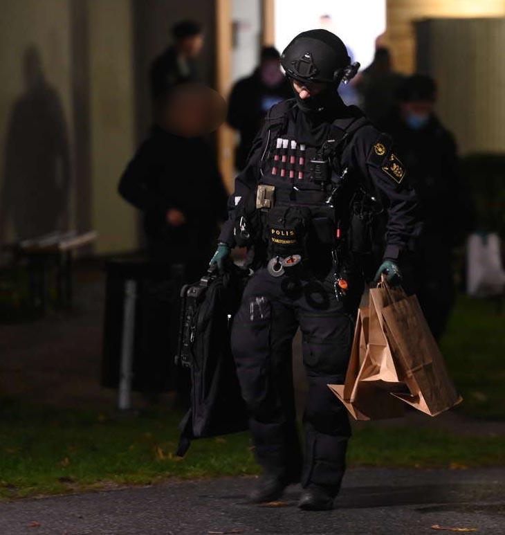 I samband med ett undersökningsärende i Segeltorp, söder om Stockholm, hittade polisen ett misstänkt föremål under kvällen.