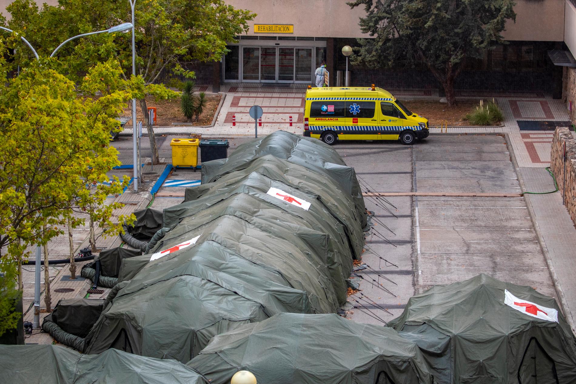 Militärtält har satts upp utanför militärsjukhuset Gomez Ulla i Madrid, Spanien, för att ta hand om coronapatienter .