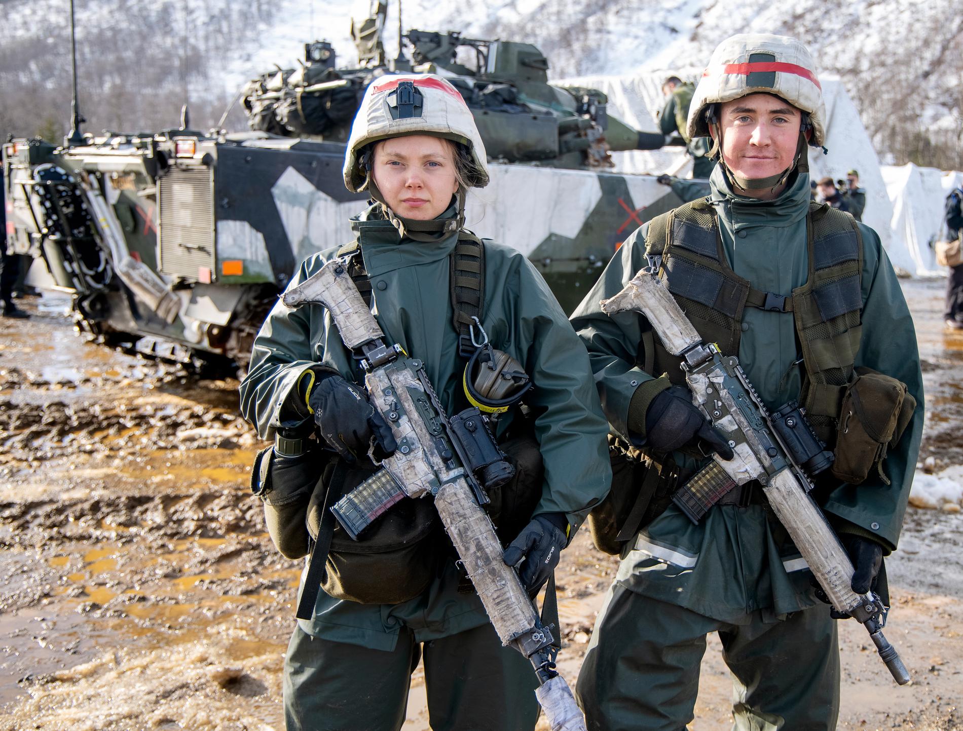 Fabian Wallin, 19, och Sofia Friberg, 20, gör värnplikten på Försvarsmaktens Ledningsregemente till vardags men ingår nu i den svensk-finska brigaden.