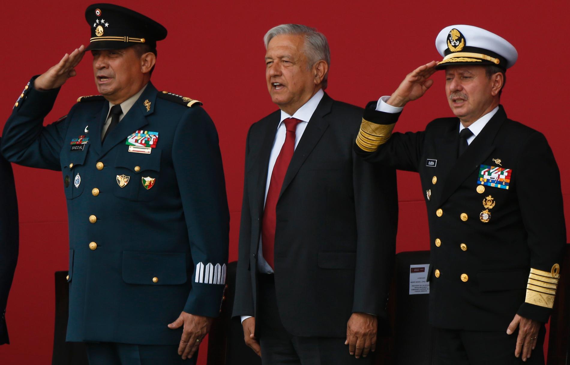 Mexikos president Andrés Manuel López Obrador, i mitten.