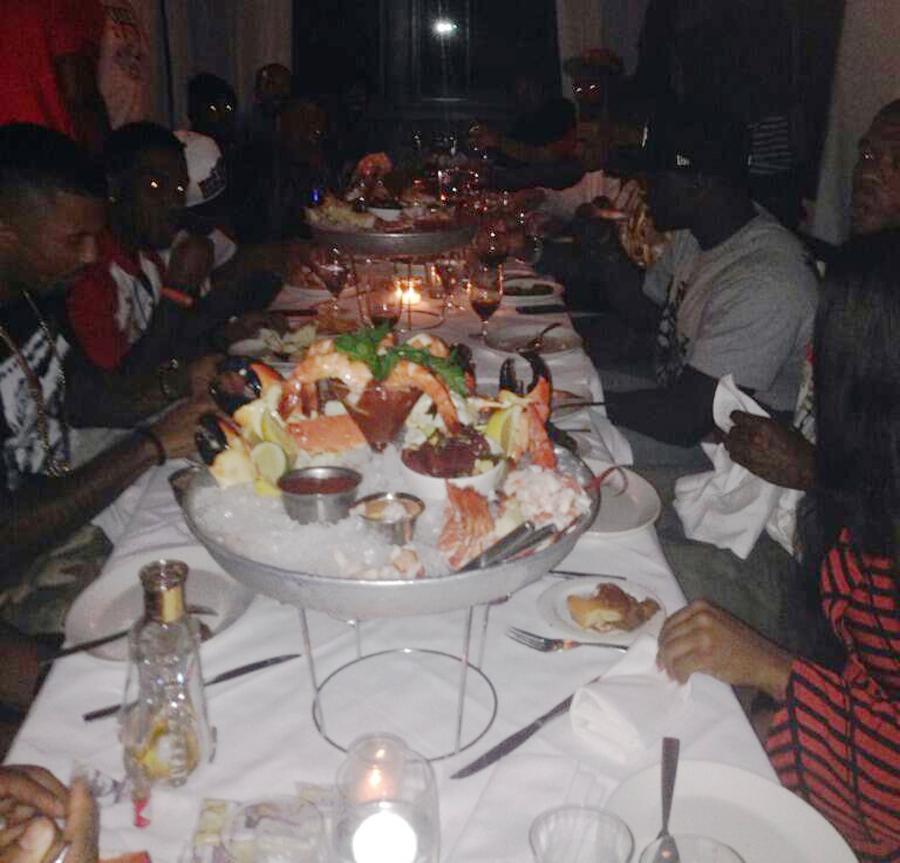 Bild från Miami Dolphins traditionsenliga rookie-middag. ”Allt smakar bättre när rookies betalar för det. Ja, notan skulle få er att må illa”, skriver Jared Odrick på Twitter.
