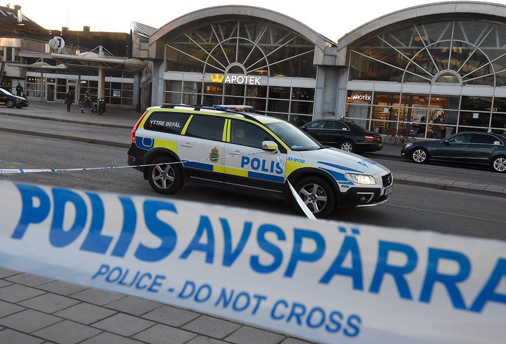 En person blev tidigt morgen utsatt för ett mordförsök på ett hotell i centrala stockholm.