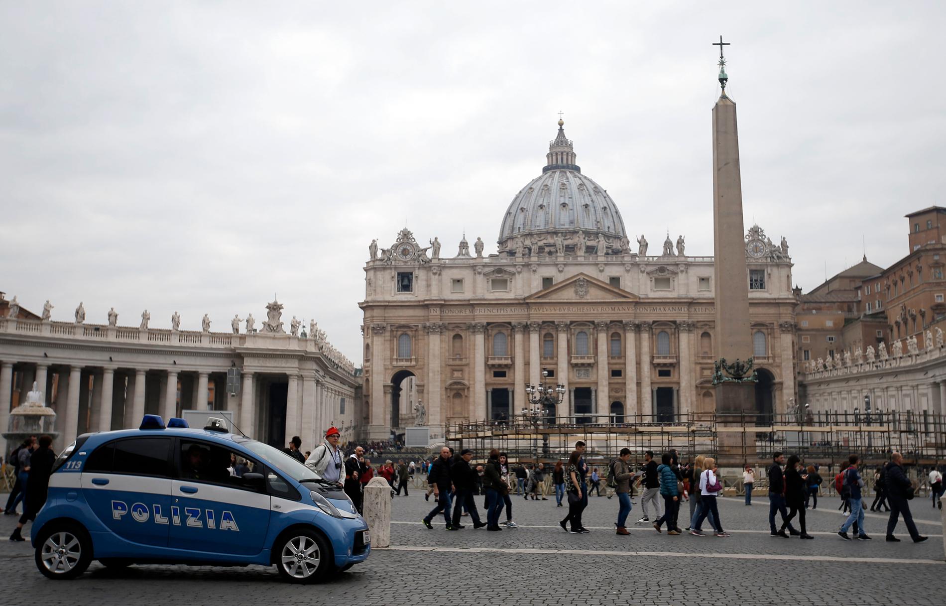 Polisen i Rom-området gillar sina elbilar, som här på Petersplatsen i Vatikanen. Men generellt är avgasfria bilar ovanliga, vilket bidrar till hälsofarlig smog. Arkivbild.