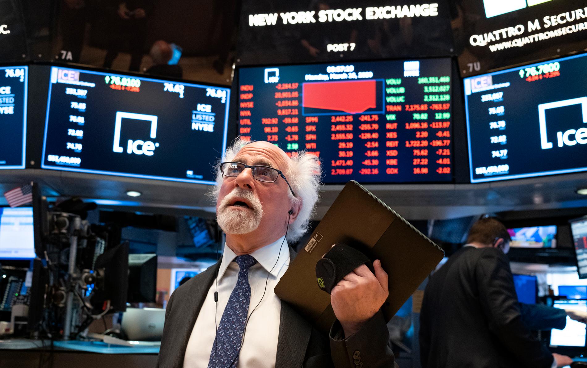 Peter Tuchman blickar mot  de röda siffrorna på skärmarna på New York-börsen. 