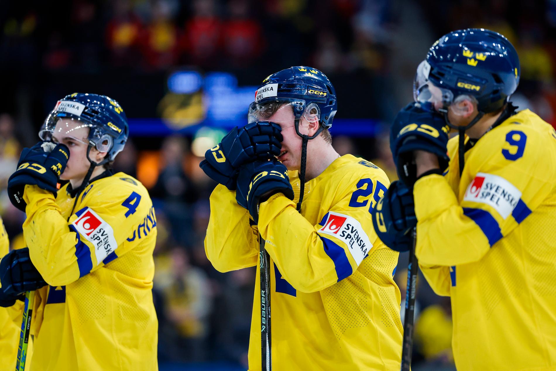 Sveriges Axel Sandin-Pellikka, Otto Stenberg och Theo Lindstein deppar efter finalförlusten mot USA i junior-VM i ishockey, veckans näst mest sedda tv-program.