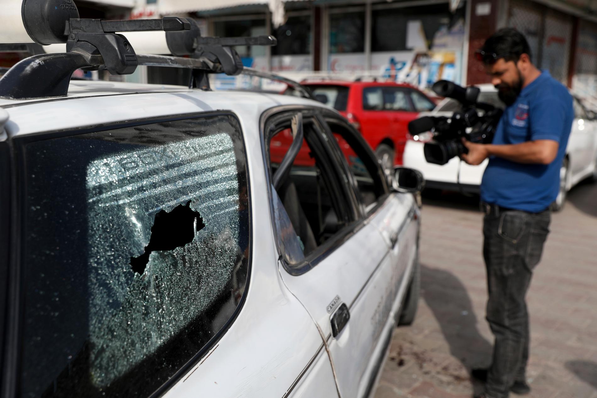 Regeringens informationschef Dawa Khan Menapal sköts ihjäl när han färdades i bil i den afghanska huvudstaden Kabul på fredagen.