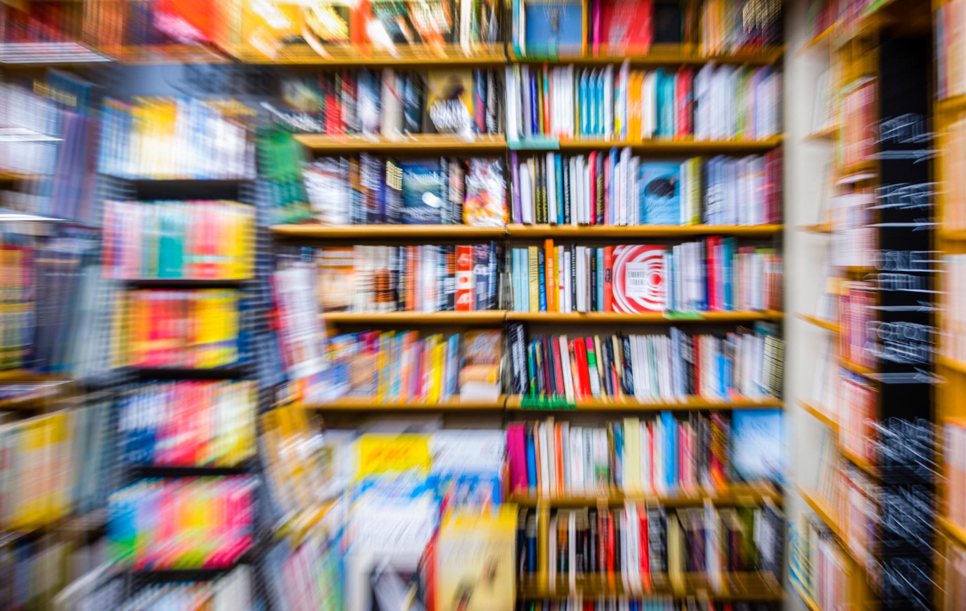Det finns 102 färre fysiska bokhandlare i Sverige än för tio år sedan och det är inte längre självklart att inbundna utgåvor bär försäljningen.
