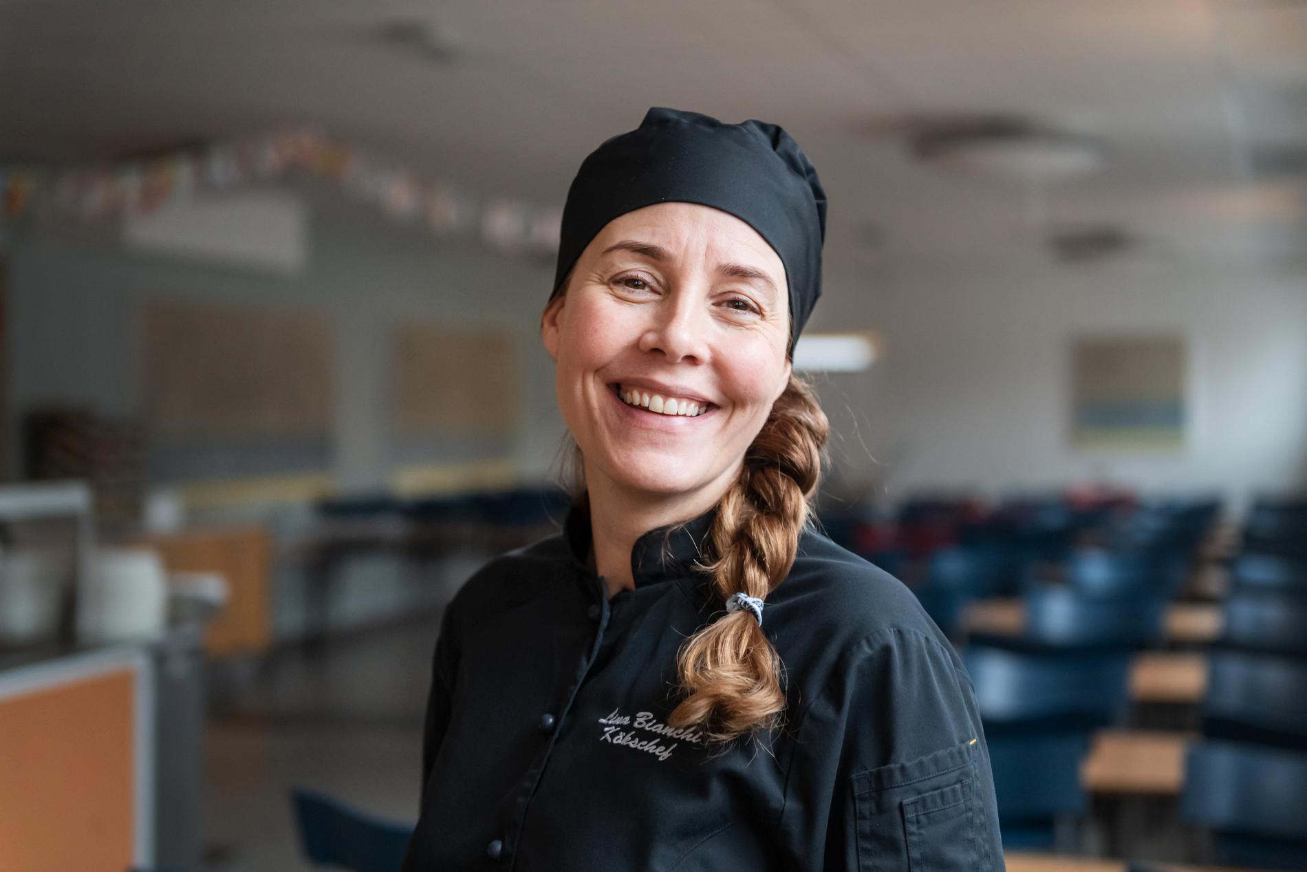 Lina Bianchi, kökschef på Johan Skytteskolan har jobbat i köket länge och har märkt en ökning av antalet elever som behöver specialkost.