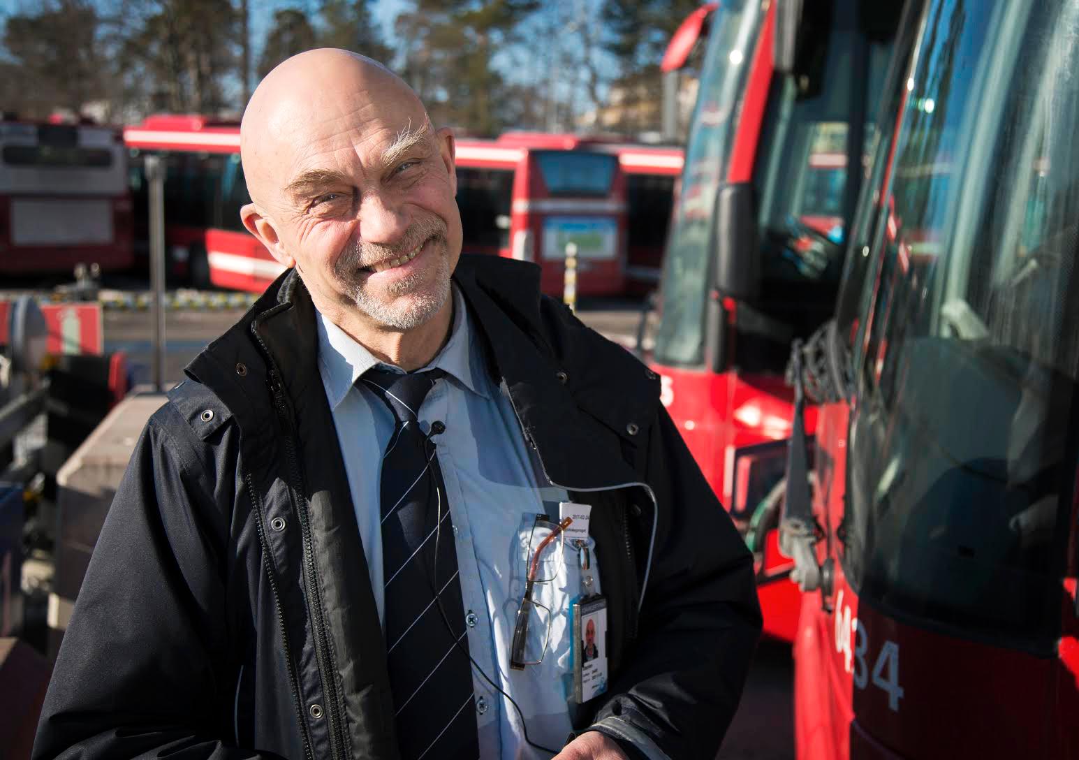 Stephen Schlemowitz är 64 år och älskar sitt jobb som busschaufför. 