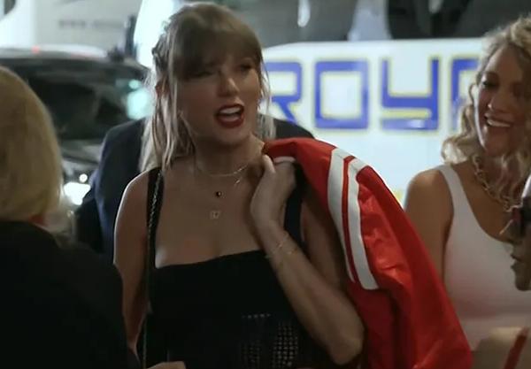 Taylor Swift är på plats inför nattens Superbowl. 