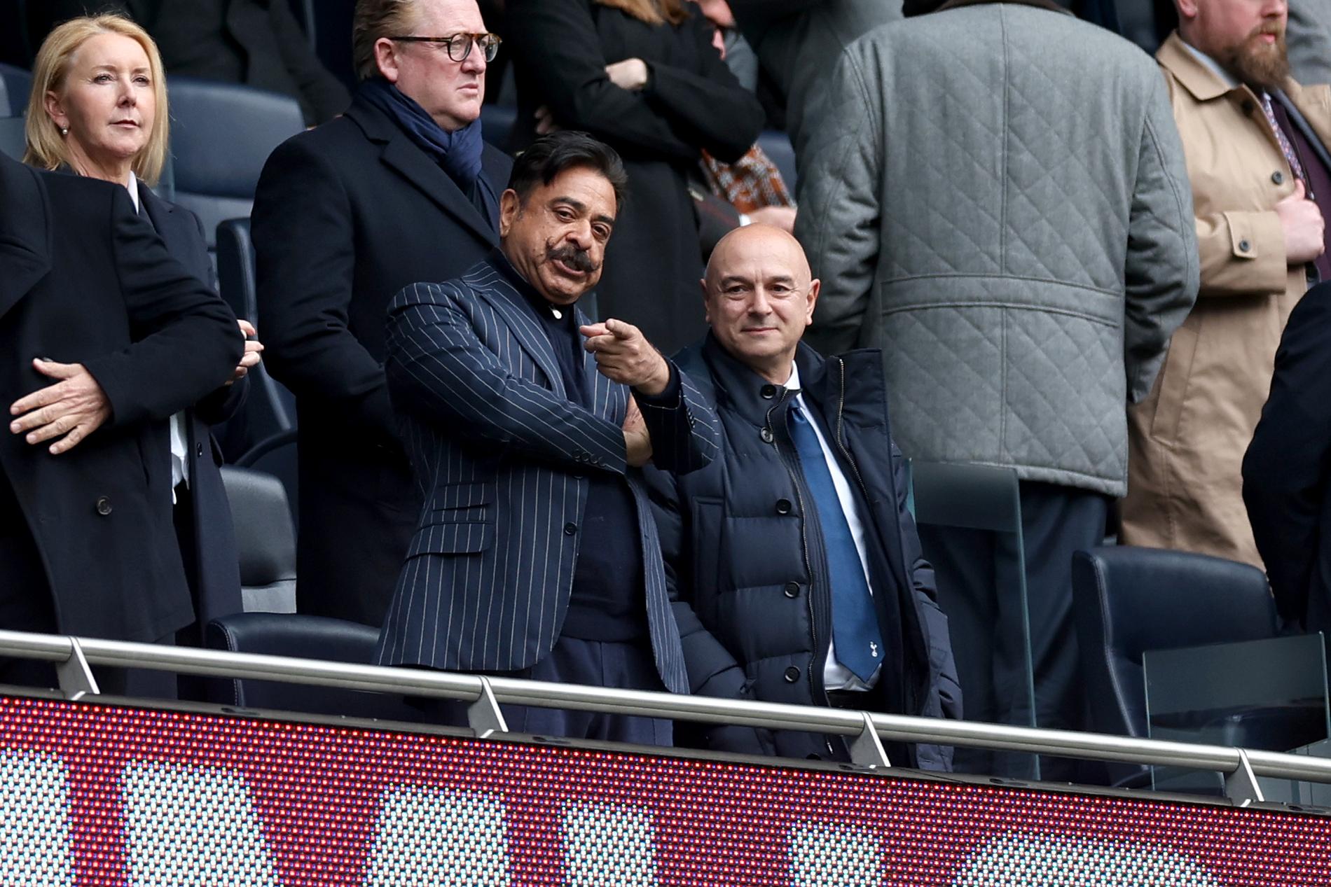 Fulhams ägare Shahid Khan, till vänster.