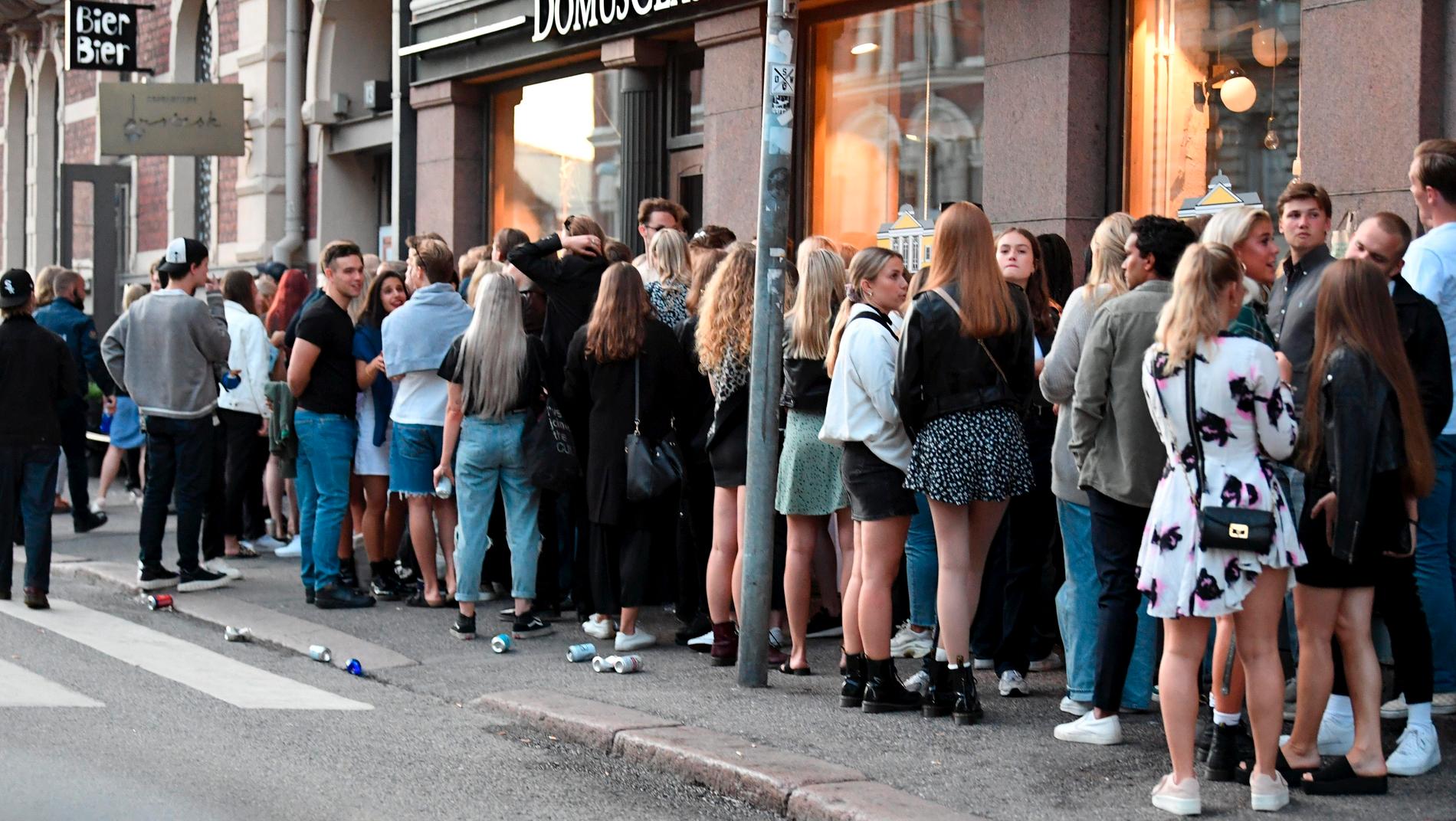 Unga Helsingforsbor köar för att komma in på en nattklubb. Arkivbild från juli 2020.
