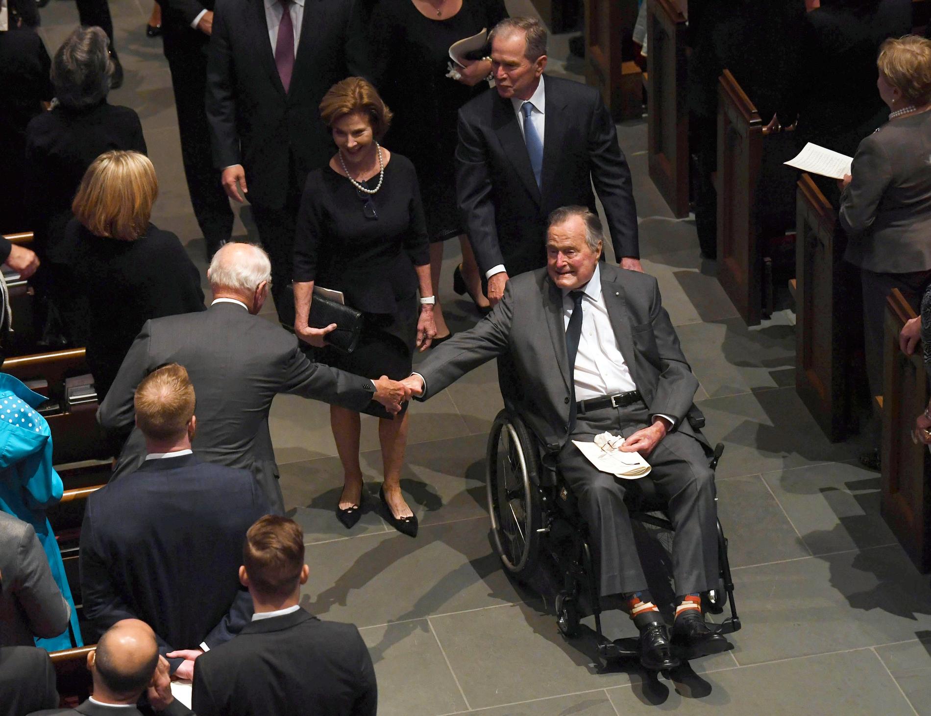 George HW Bush i lördags på sin frus Barbaras begravning.
