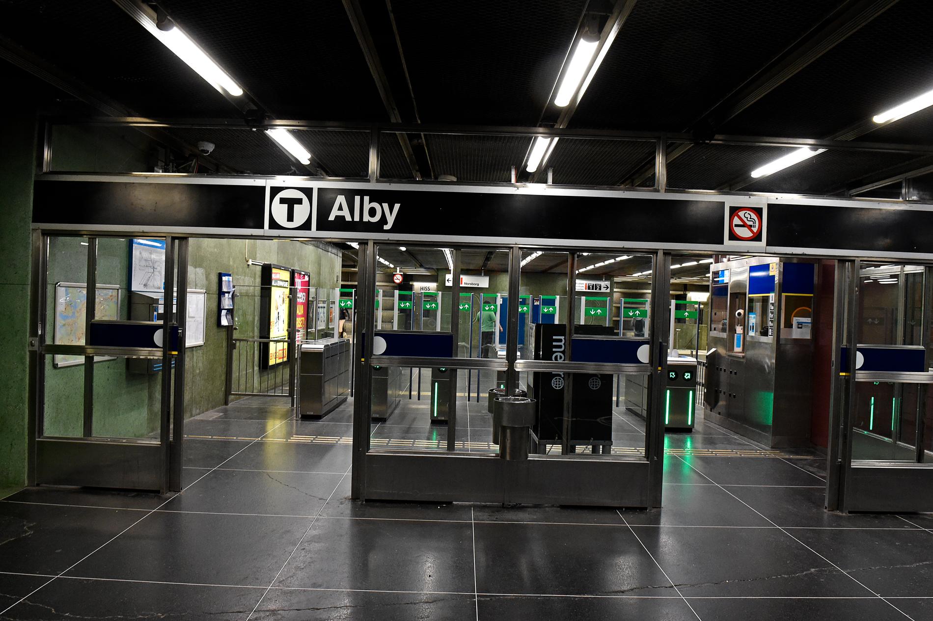 Det var vid 02-tiden en natt i juli som mannen hann ikapp kvinnan vid tunnelbanestationen i Alby.