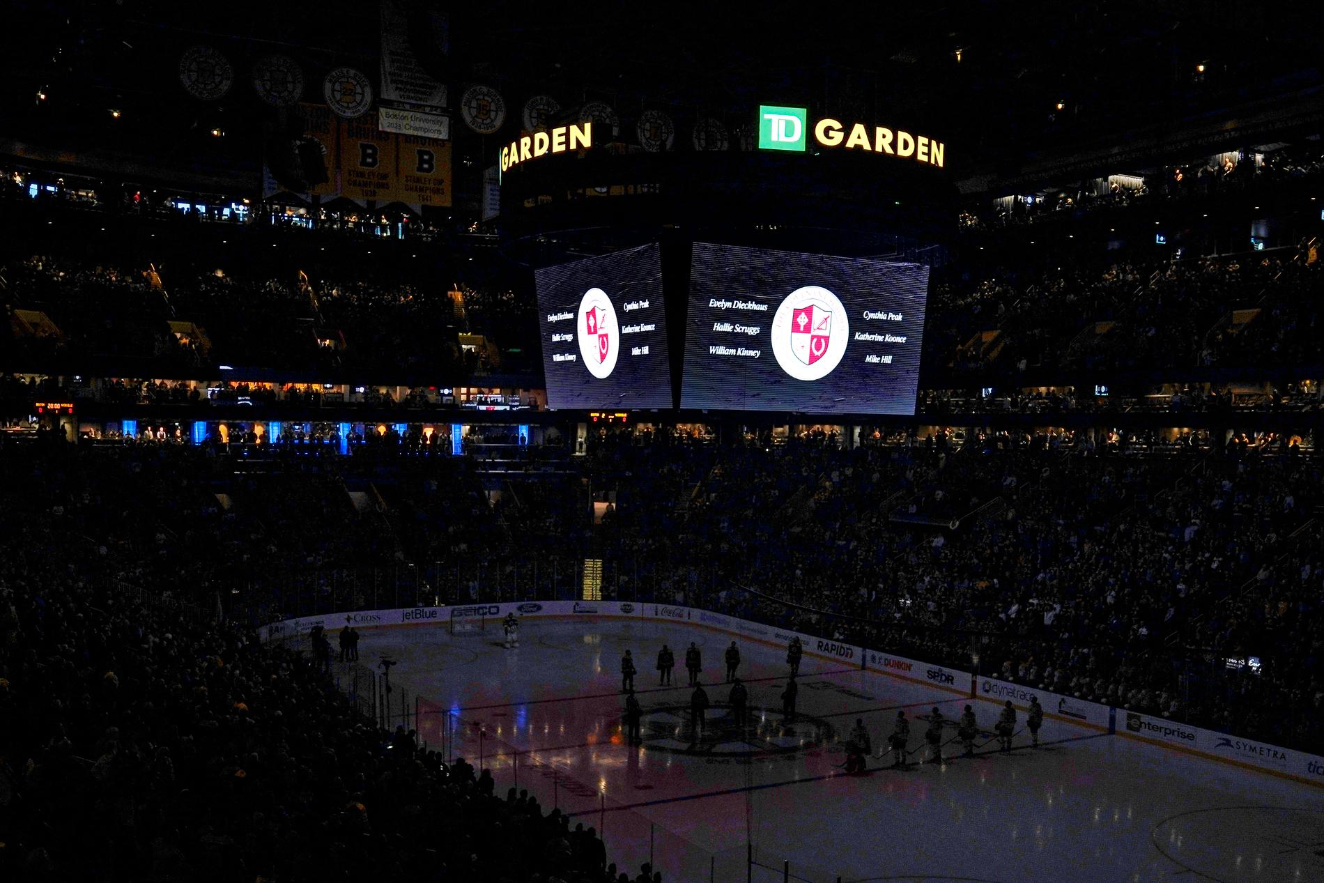 En tyst minut hölls inför Boston Bruins NHL-match mot Nashville Predators för att hedra offren efter skolskjutningen i Nashville.