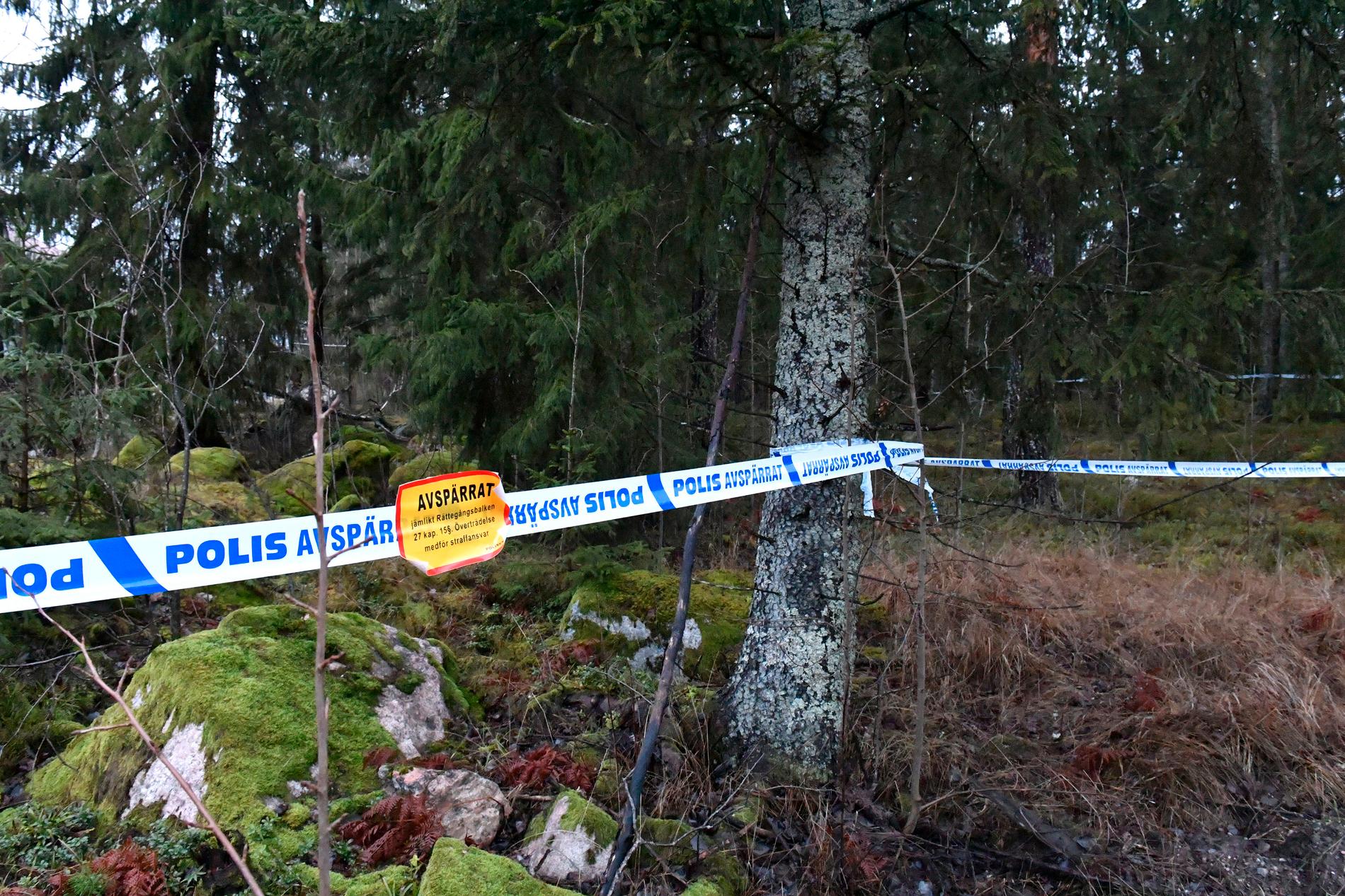 En kropp hittades nedgrävd på en gård i Köping. 