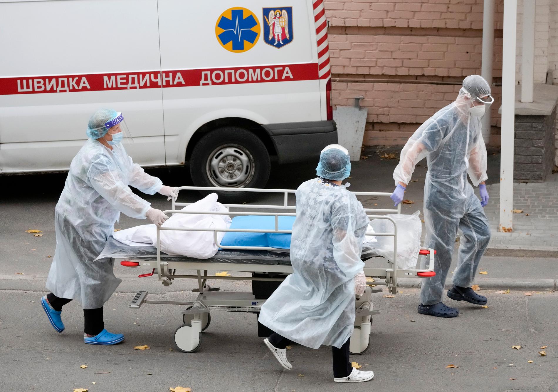 Personal flyttar ännu en säng till infektionsavdelningen på ett sjukhus i Kiev i Ukraina – där covidsmittan återigen ökar.