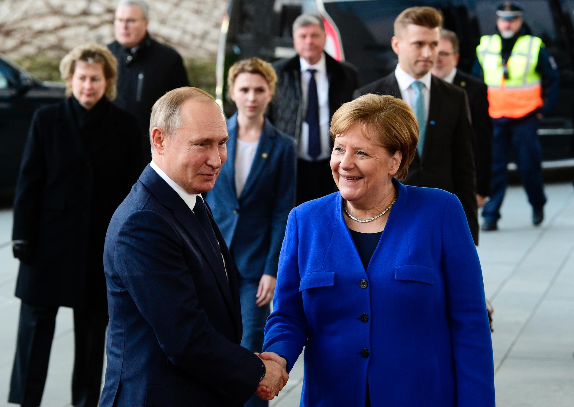 Rysslands president Vladimir Putin skakar hand med Tysklands förbundskansler Angela Merkel vid en konferens 2020 om läget i Libyen. Nu vill Tyskland och Frankrike öppna även för EU-möten med Putin. Arkivbild.
